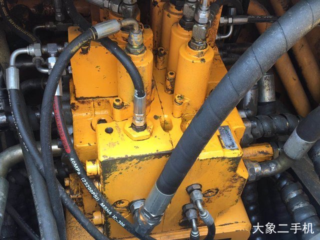 现代 R215-9 挖掘机