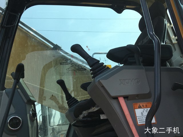徐工 XE270DK 挖掘机