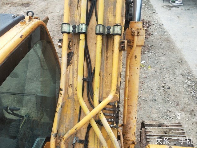现代 R215-9 挖掘机