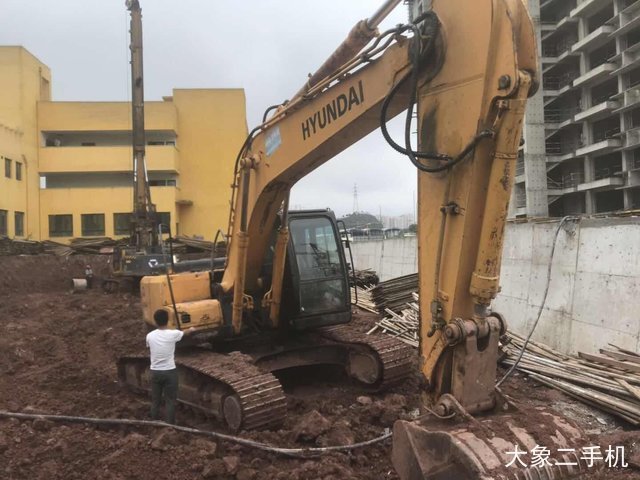 现代 R225LC-7 挖掘机