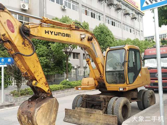 现代 R130LC-5 挖掘机