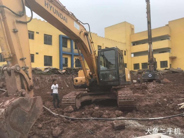 现代 R225LC-7 挖掘机