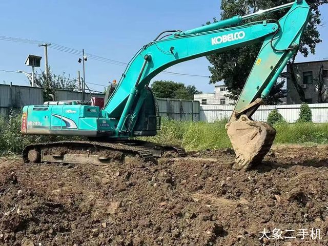 神钢 SK260 挖掘机