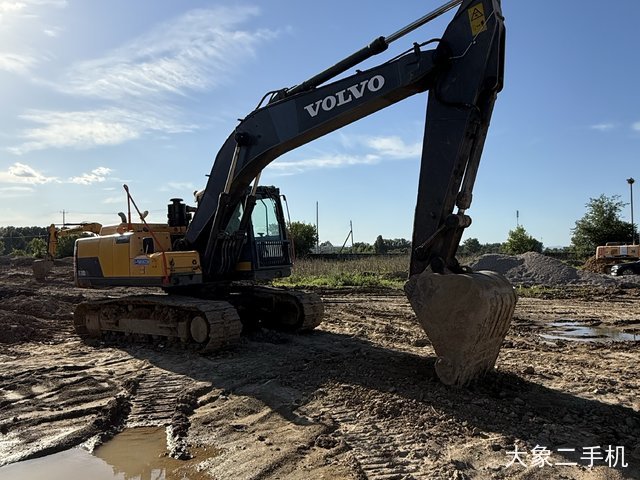 沃尔沃 EC210D 挖掘机