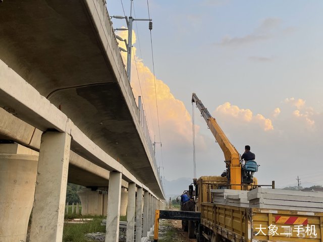 江南专汽 JX1060TSG23(江铃) 起重机