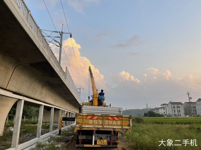 江南专汽 JX1060TSG23(江铃) 起重机