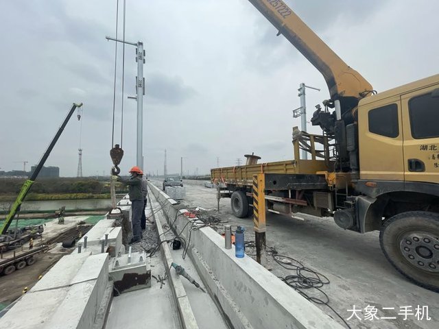 江南专汽 JX1060TSG23(江铃) 起重机