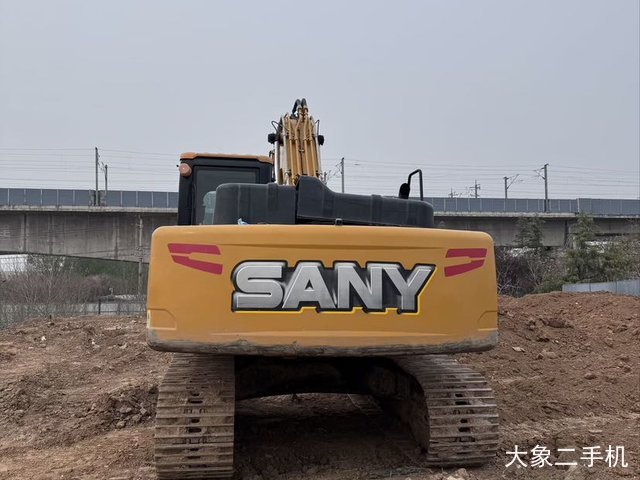 三一重工 SY215C-8 挖掘机